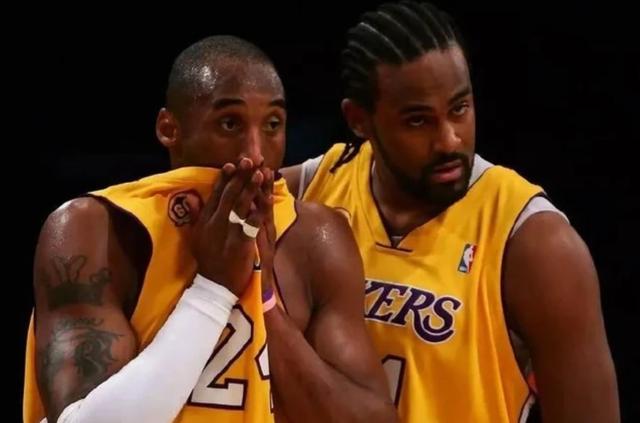 他俩有何故, 他却有着高 他俩有何故, 他却有着高